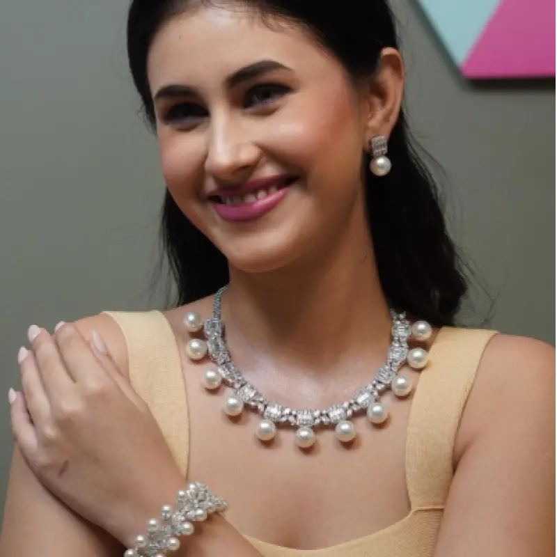 Aveline Diamond Necklace with Oversized Pearls
